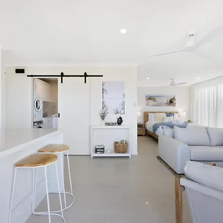 Beachfront Studio With Balcony & Stunning Views Gold Coast Exterior photo